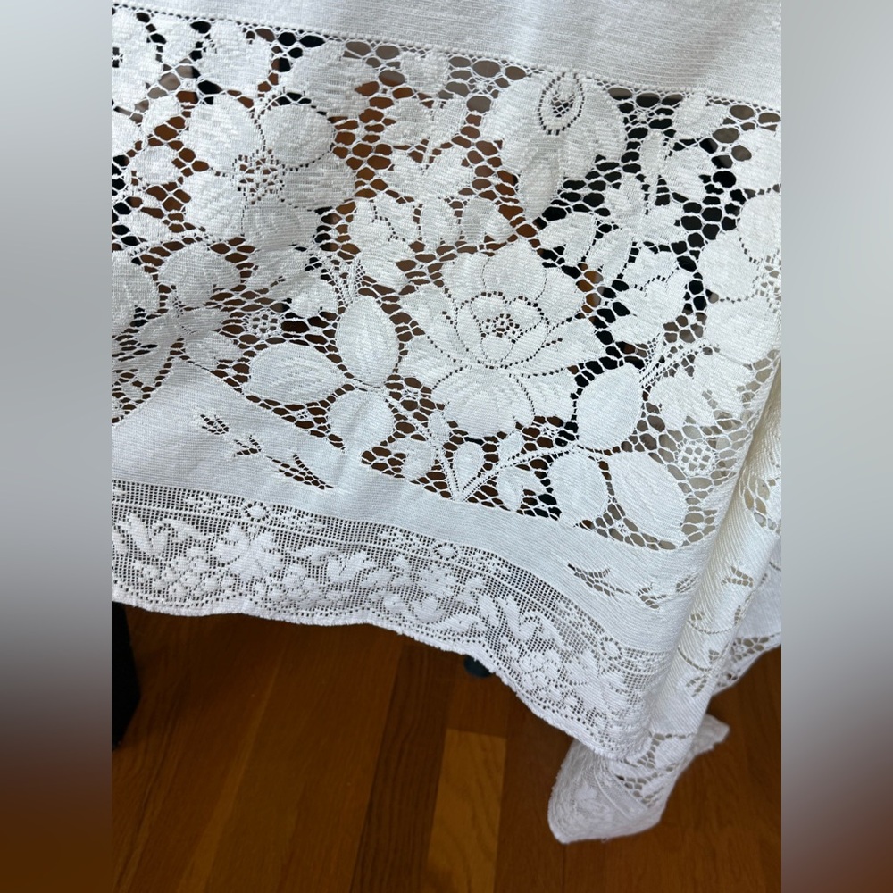 Gorgeous Large Vintage Cream Lace Tablecloth - Picture 5 of 10
